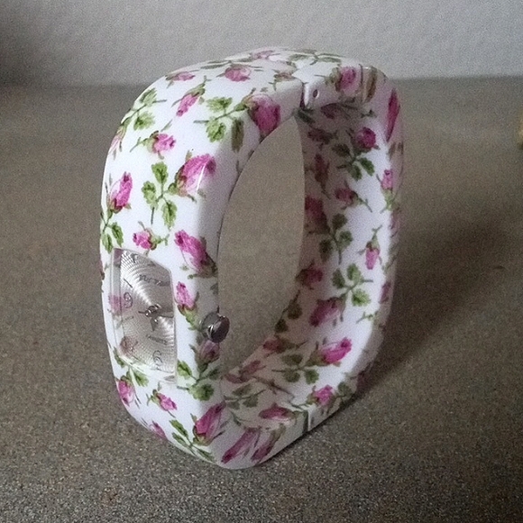 Vintage! BETSEY JOHNSON Resin Pink Rose Print Hinged Bangle Watch. New Battery!